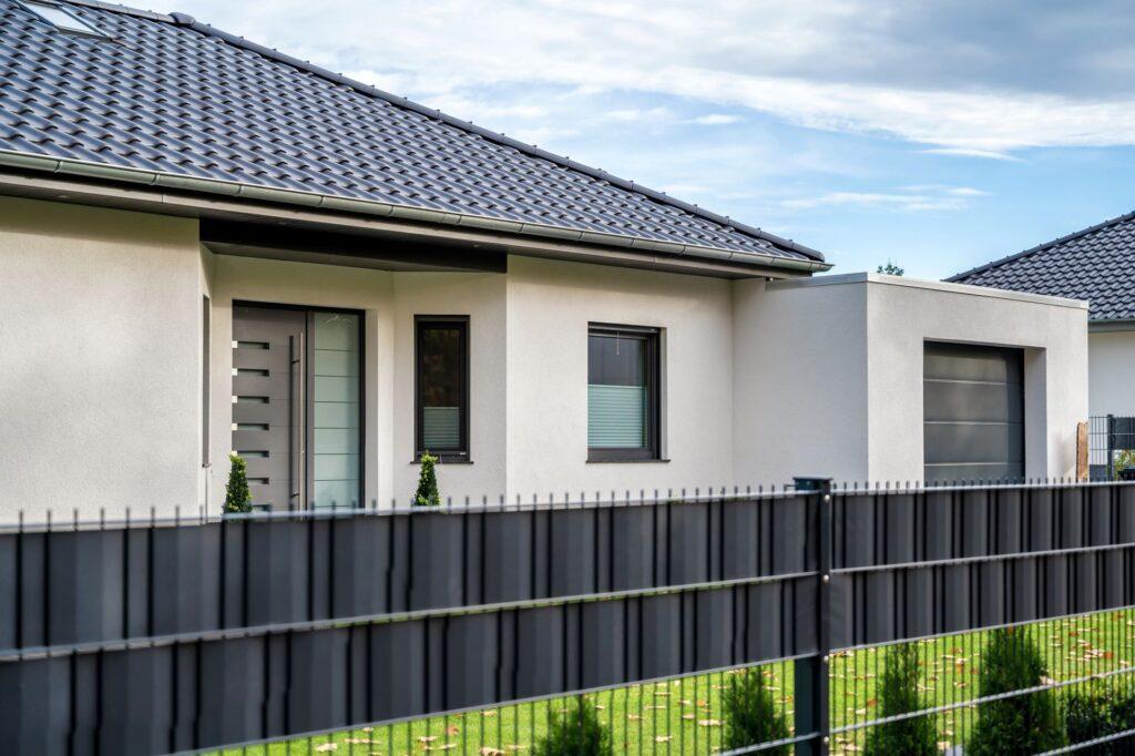 Neu gebautes Haus im modernen Stil mit Garten und Garage