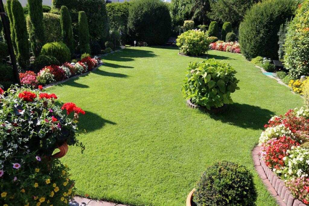 Gepflegter Garten mit Blumenbeeten und Sträuchern