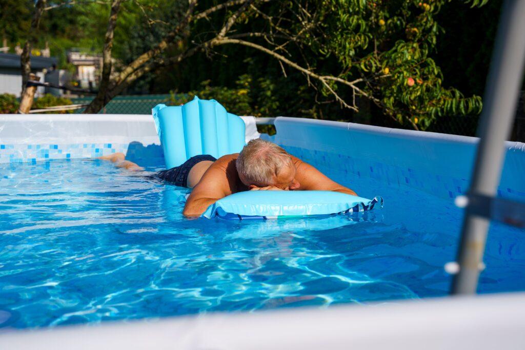 Mann entspannt im Pool