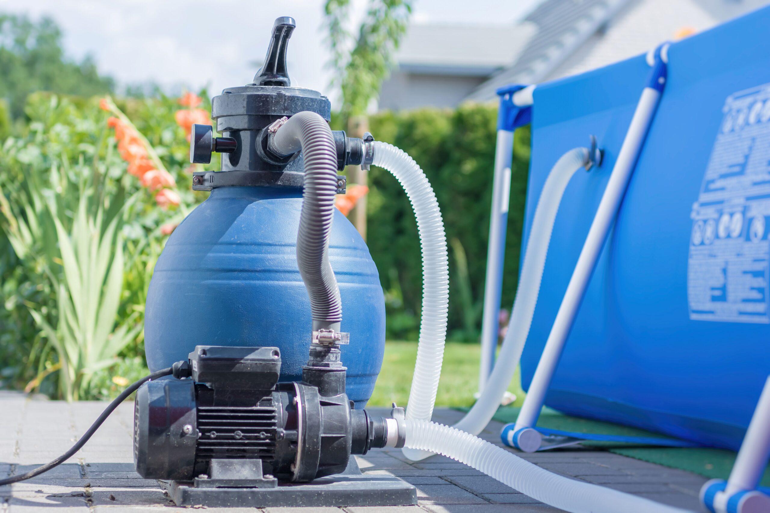 Eine Sandfilteranlage neben einem Pool im Garten