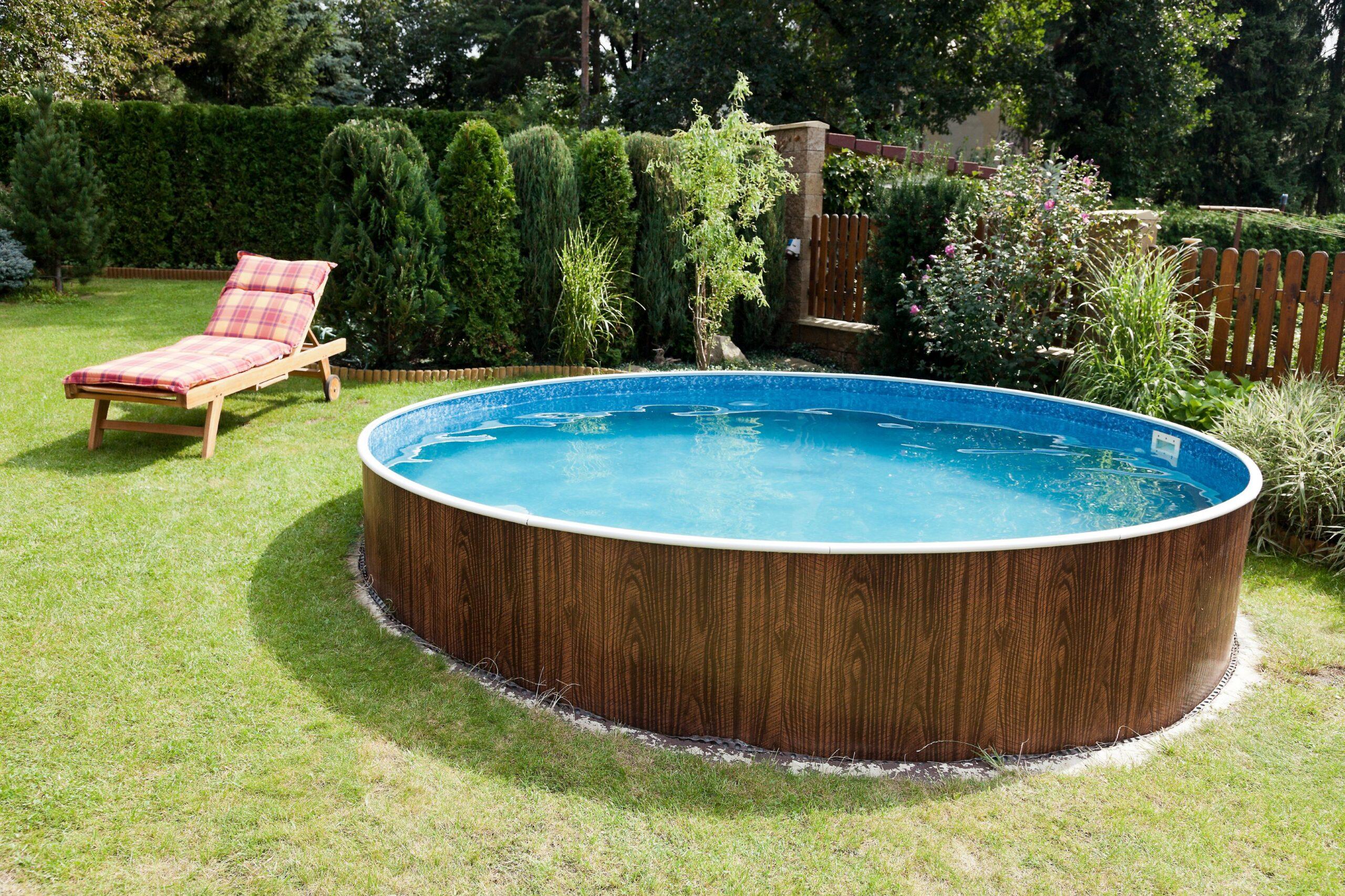 Sauberer Pool im Garten