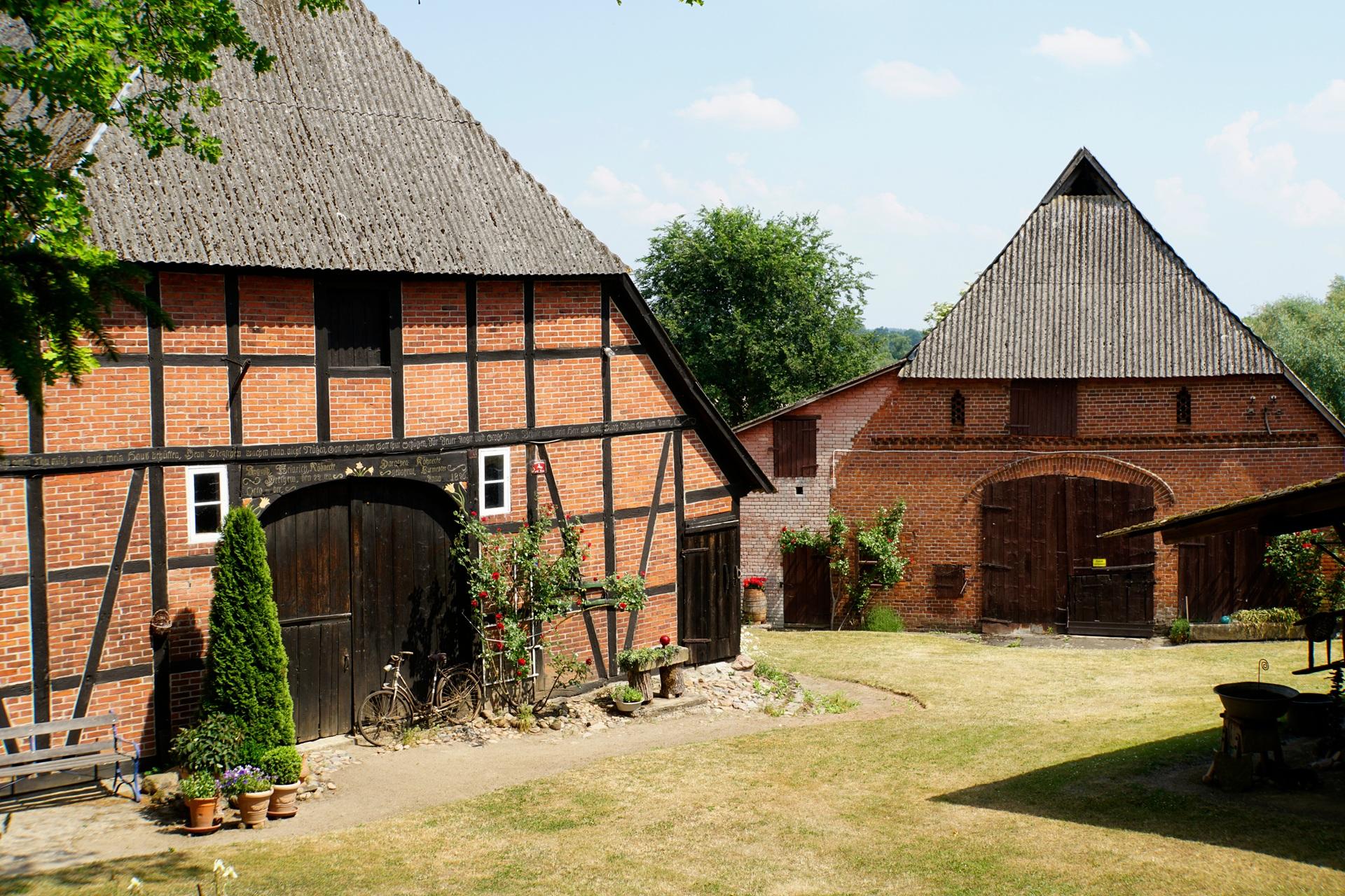 Historischer Bauernhof mit Fachwerk | Futterraufen

