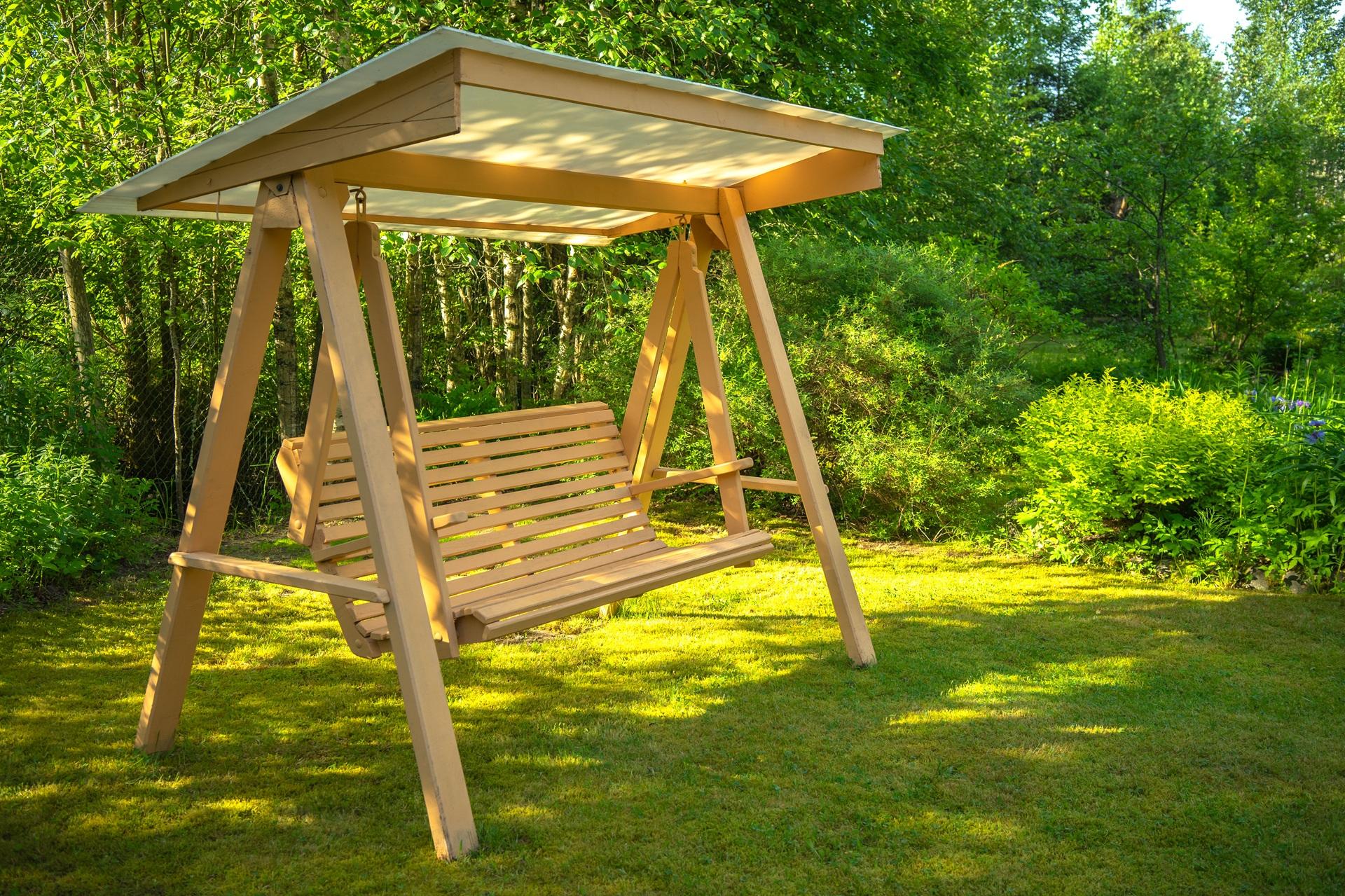 Holzschaukel mit Dach im Garten | wasserdurchlässige Sonnensegel